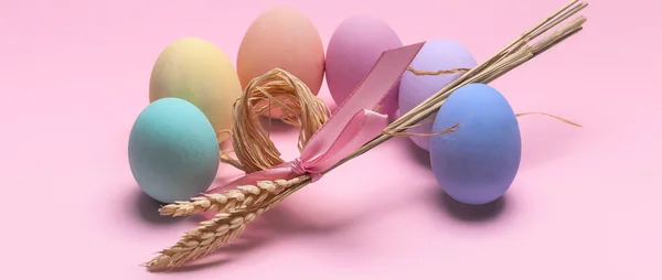 Composizione di uova di Pasqua dipinte con covone di cassetta delle lettere di grano — Foto Stock