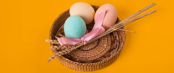 Tres coloridos huevos de Pascua con gavilla de buzón de trigo — Foto de Stock