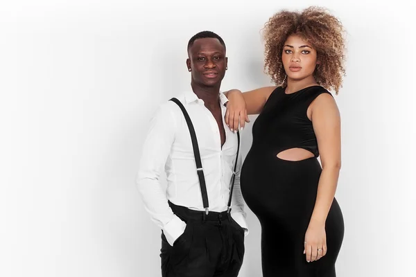 Casal bonito e elegante esperando bebê — Fotografia de Stock