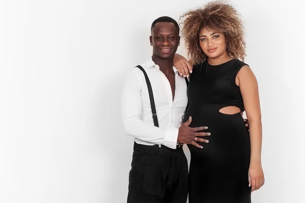 Elegantes und glückliches Paar Portrait erwartet Baby — Stockfoto