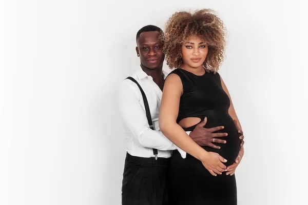 Retrato de casal bonito e elegante esperando bebê — Fotografia de Stock