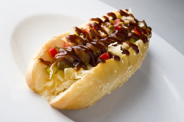 Hotdog ekşi cabagge ve Barbekü sos ile