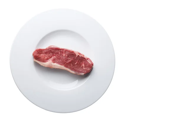 Beyaz tabakta izole ham sığır eti