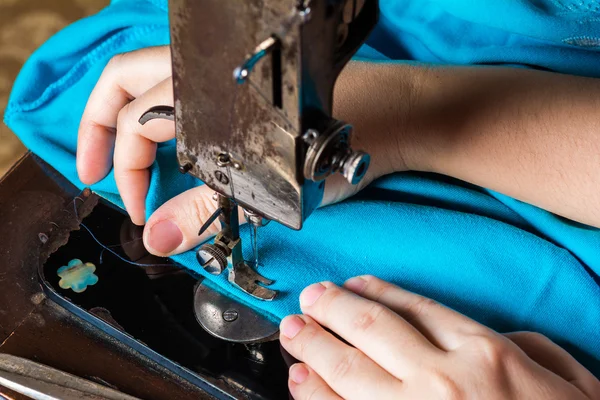 Alte alte Handnähmaschine — Stockfoto