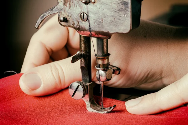 Régi vintage kézzel varrógép — Stock Fotó