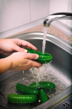 Sebze yemeden önce yıkayın. Sağlık