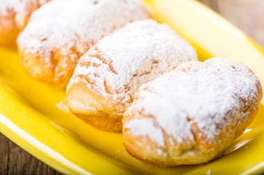 Kruvasan kiraz ve süt ile