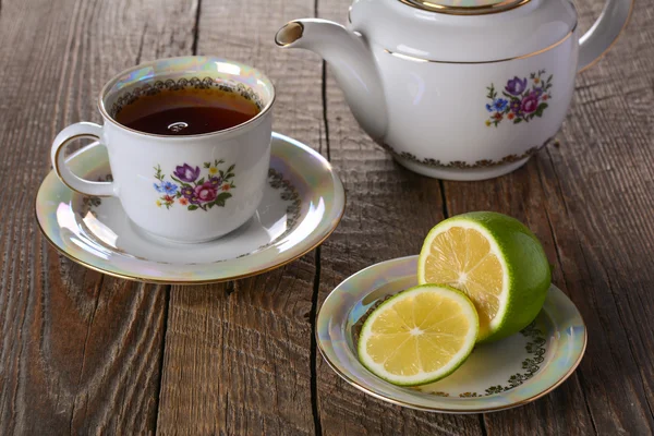 Tee mit Zitrone auf Holztisch — Stockfoto