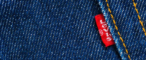 Levis jeans embleem op oude jeans — Stockfoto