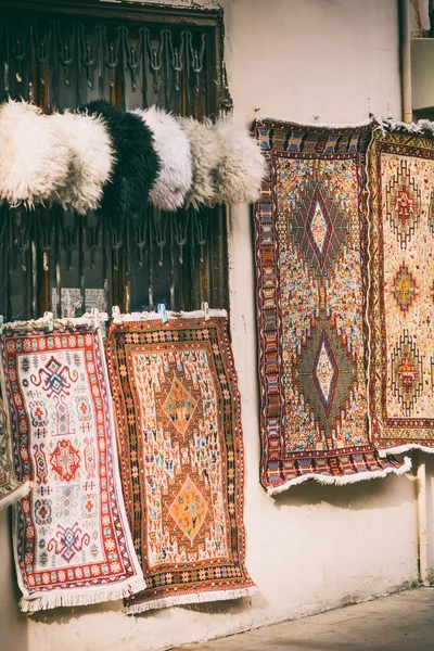 Урожай вовняних килимів і його шапки на продаж — стокове фото