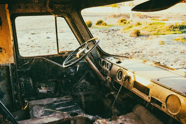 Coche oxidado abandonado — Foto de Stock