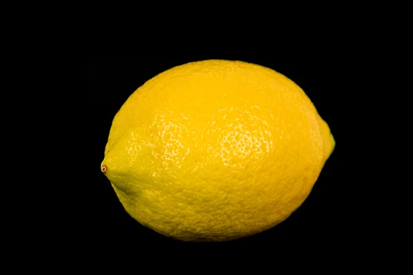 Un citron sur fond noir — Photo