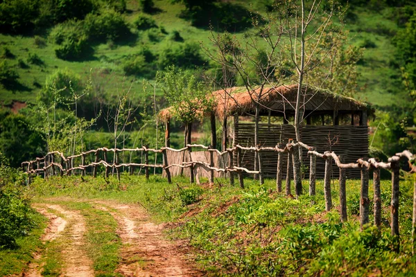 Хижина в горной деревне — стоковое фото