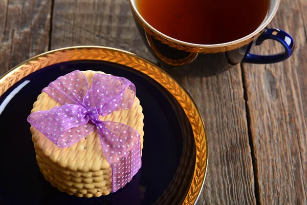 Tasse duftenden Tee mit Keksen — Stockfoto