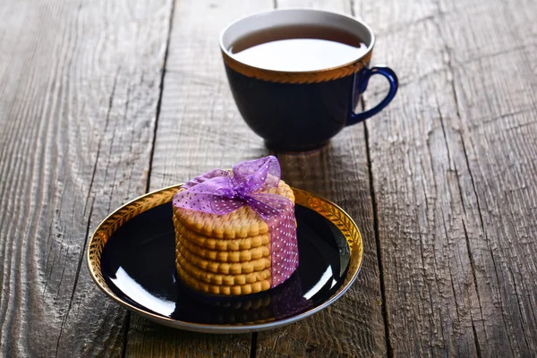 Tasse duftenden Tee mit Keksen — Stockfoto