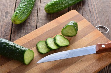 Bir bıçak ile kesme salatalık