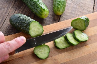 Bir bıçak ile kesme salatalık