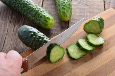 Bir bıçak ile kesme salatalık