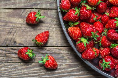 Ahşap arka planda çilek