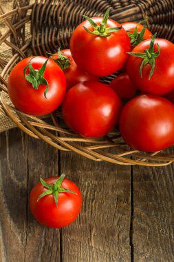 Ahşap yüzey üzerinde domates