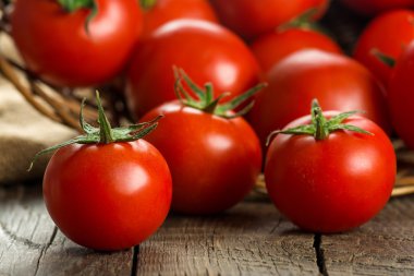 Ahşap yüzey üzerinde domates