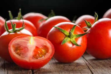 Ahşap yüzey üzerinde domates