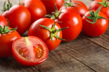 Ahşap yüzey üzerinde domates