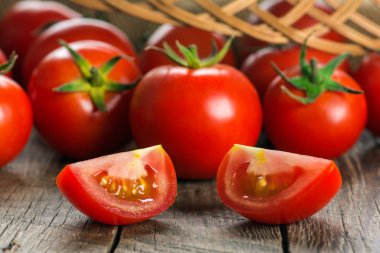 Ahşap yüzey üzerinde domates