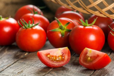 Ahşap yüzey üzerinde domates