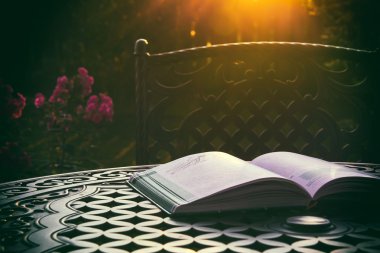 Bir masanın üzerinde kitabı aç