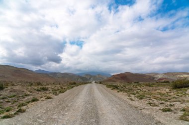 Dağlara giden toprak yol.