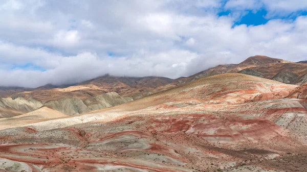 Listrado Montanhas Vermelhas Paisagem Beleza Natureza — Fotografia de Stock