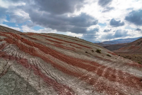 Ριγέ Κόκκινα Βουνά Τοπίο Ομορφιά Της Φύσης — Φωτογραφία Αρχείου