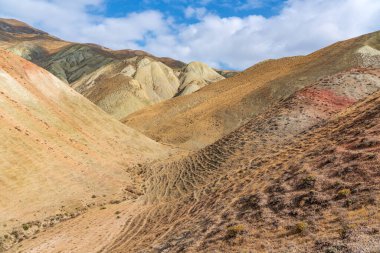 Çizgili kızıl dağlar, doğanın güzelliği.