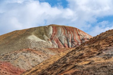 Çizgili kızıl dağlar, doğanın güzelliği.