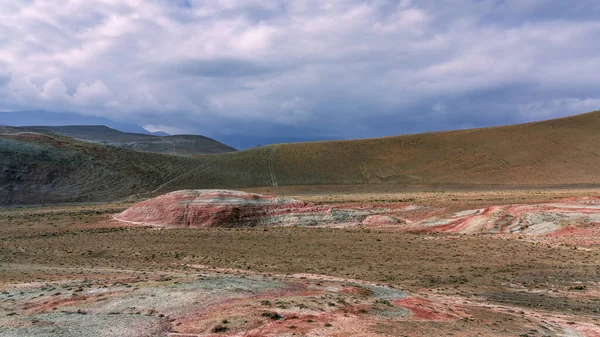 Ριγέ Κόκκινα Βουνά Τοπίο Ομορφιά Της Φύσης — Φωτογραφία Αρχείου