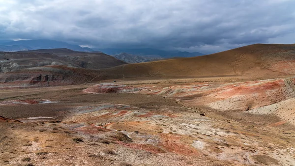 Listrado Montanhas Vermelhas Paisagem Beleza Natureza — Fotografia de Stock