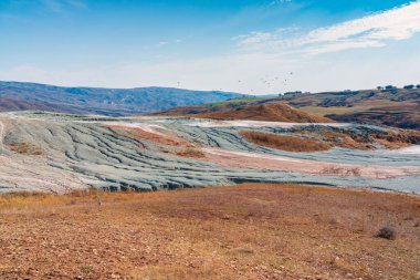 Dağlık arazide büyük bir çamur volkanı.