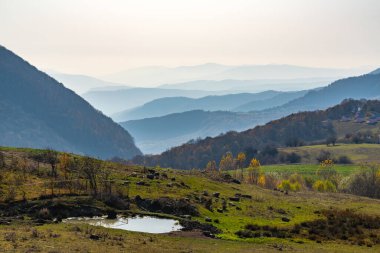Dağ vadisinde küçük bir gölet