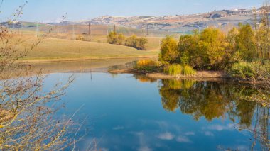 Sonbahar mevsiminde bir dağ vadisinde göl