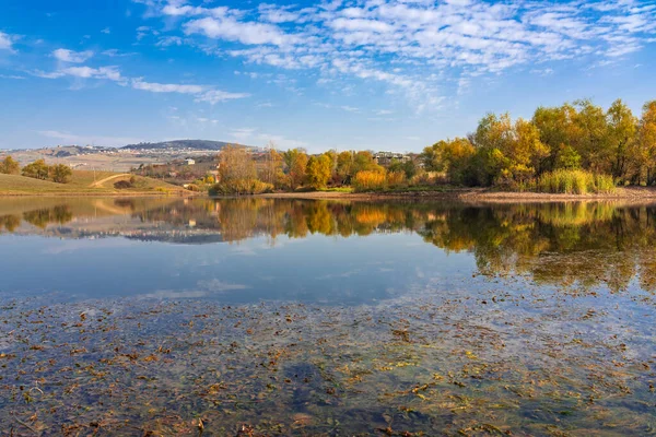 Lago Calmo Aldeia Temporada Outono — Fotografia de Stock