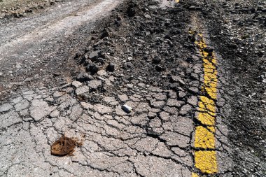 Yıkılmış asfalt yol, deprem sonuçları