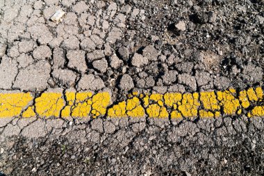 Yıkılmış asfalt yol, deprem sonuçları