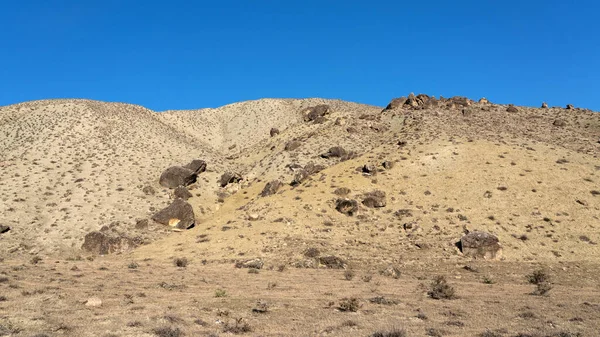 山坡上散落的石头 地震的影响 — 图库照片