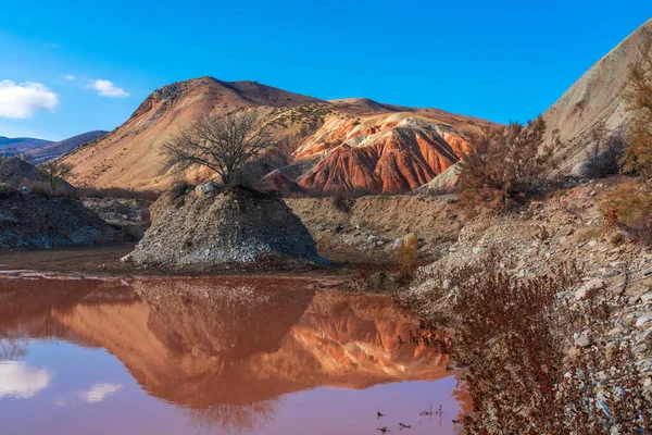 Lindo Lago Com Água Rosa Nas Terras Altas — Fotografia de Stock