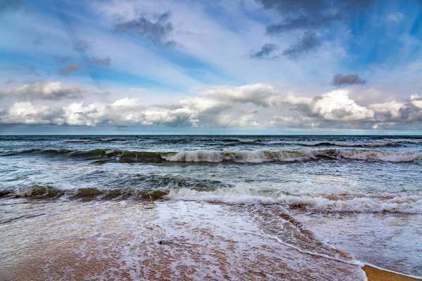 Playa Vacía Mar Tormentoso Tiempo Nublado — Foto de Stock
