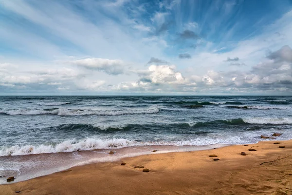 Playa Vacía Mar Tormentoso Tiempo Nublado — Foto de Stock