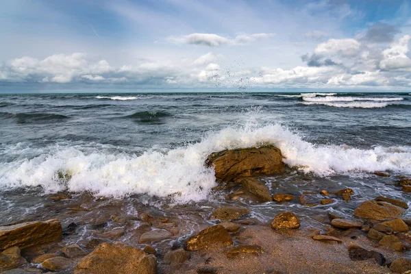 Tomma Steniga Stranden Och Stormiga Havet Molnigt Väder — Stockfoto