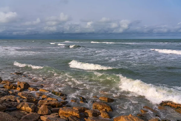 Empty Rocky Beach Stormy Sea Cloudy Weather — Stock Photo, Image