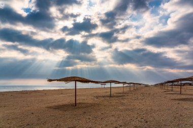 Boş sahil ve sakin güney denizi